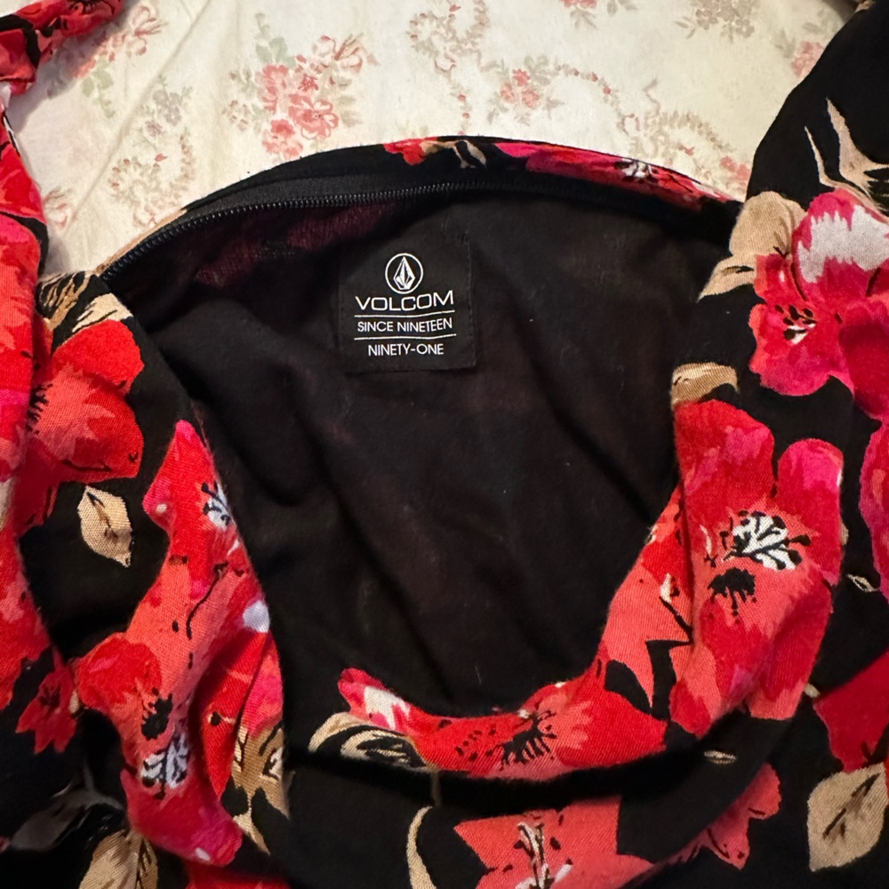 Volcom beach tote - Picture 2 of 3
